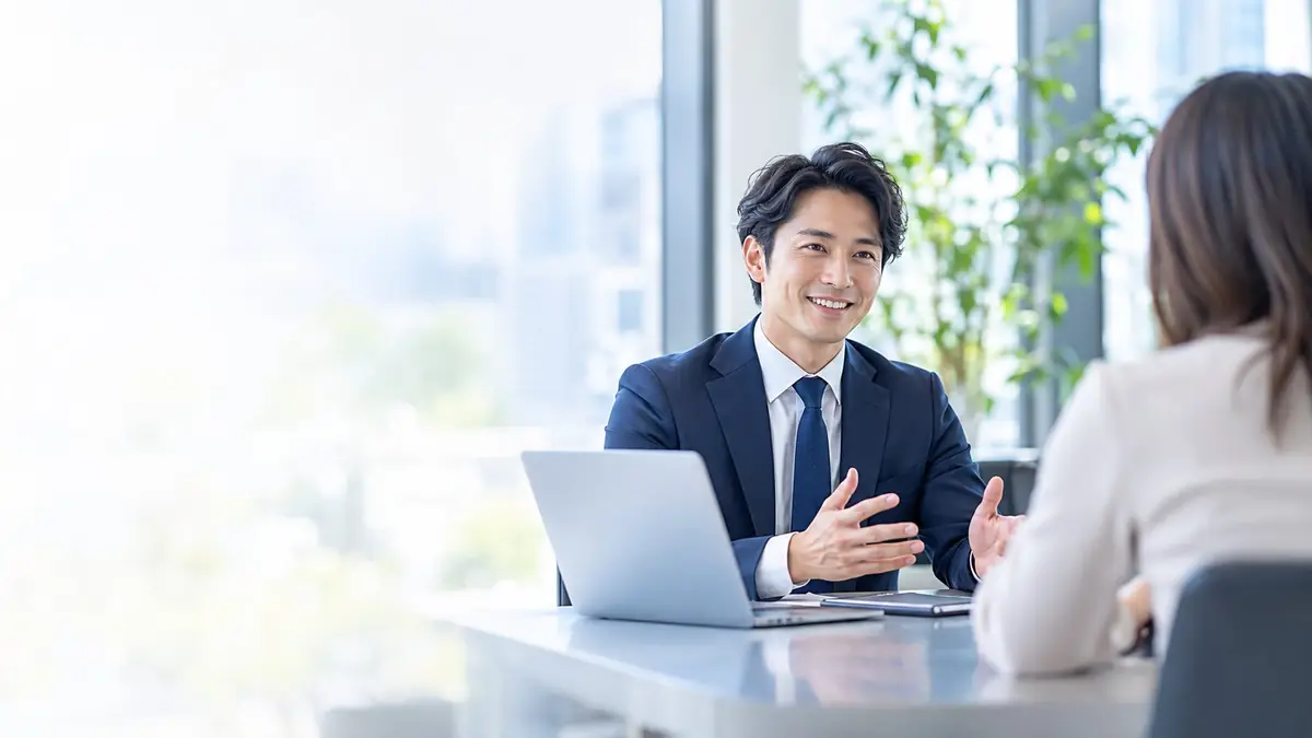 オフィスで打ち合わせをする担当者(イメージ)